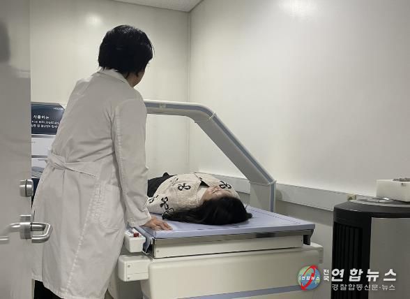 천안시 보건소가 골밀도 검사를 진행하고 있다.