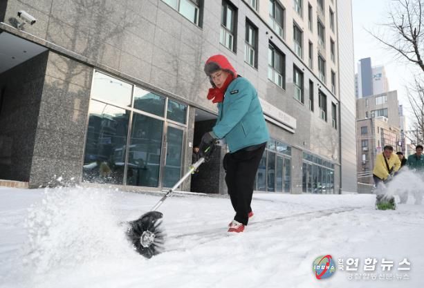 박강수 마포구청장이 공덕동 만리재로 일대에서 전동식 제설장비를 활용해 보도 제설작업을 하고 있다.