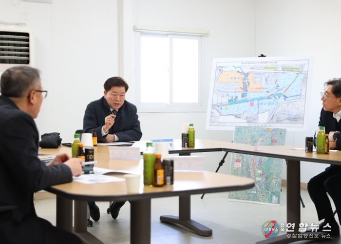 박승원 광명시장이 2일 오후 광명시흥 테크노밸리 공사 현장을 방문해 한국토지주택공사, 경기주택도시공사 등 관계자들에게 신속하고 차질 없이 공사를 추진해 달라고 요청하고 있다.