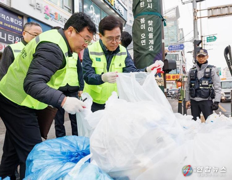 쓰레기 무단투기 단속 나선 진교훈 구청장