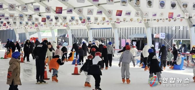 2025년 12월 20일부터 2026년 2월 8일까지 운영된 겨울 테마파크 모습