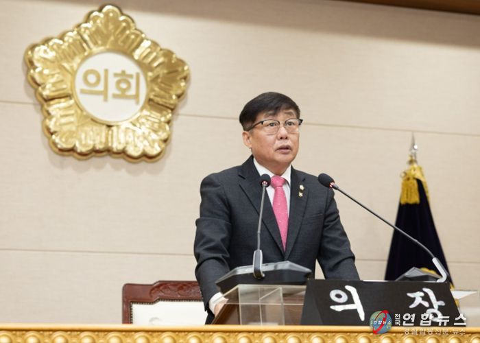 윤창철 의장이 제385회 임시회 제2차 본회의를 주재하고 있다.