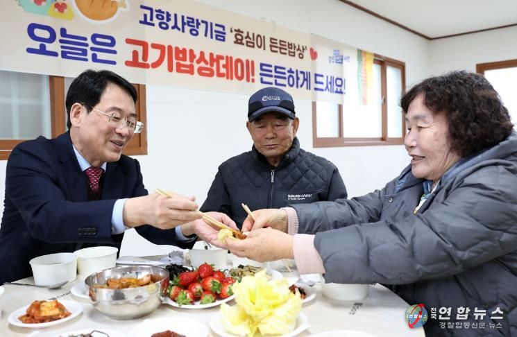 지난 10일 강진읍 발산마을경로당에서 식사중인 어르신들의 모습