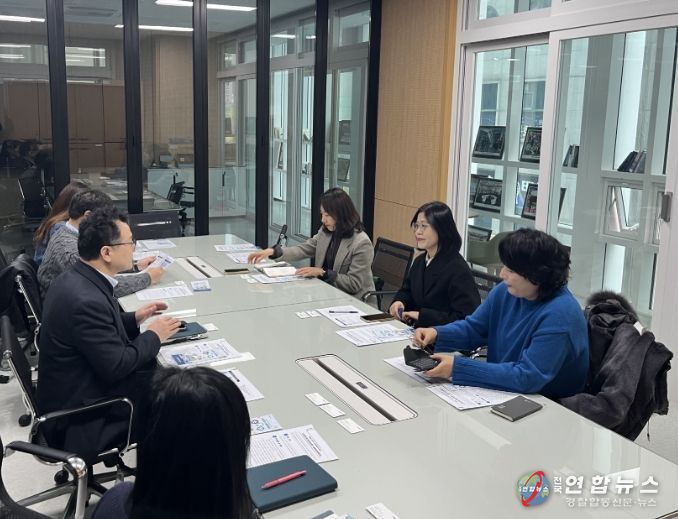 지난 11일 광명시 소상공인원스톱지원센터에서 시흥시 관계자들이 소상공인원스톱지원센터 운영 경험을 공유받고 있다.