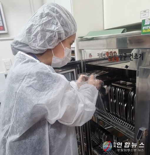 식중독 예방을 위해 식기 살균 건조기를 점검하고 있다.