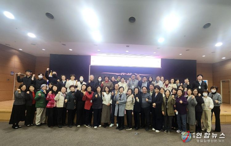 1. 천안시가 26일 노인의료복지시설 인권지킴이를 위촉하고 기념촬영을 하고 있다.