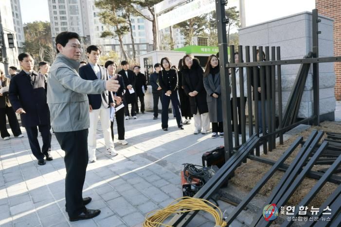 이상일 시장이 26일 용인솔빛초·중통합학교를 찾아 주요 시설을 살피고 있다