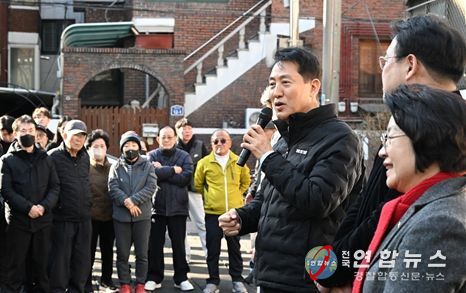 송파구 풍납동 모아타운 사업지를 찾은 오세훈 서울시장이 주민들과 대화를 나누고 있다.