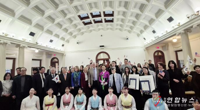지난 2일(현지시각) 미국 뉴욕주 나소카운티 루즈벨트 행정입법부 건물에서 열린 ‘3·1운동 기념식 및 제7회 유관순상 시상식’에서 윤은미 천안시 복지정책국장과 김민선 미주한인이민사박물관장 등이 기념촬영을 하고 있다.