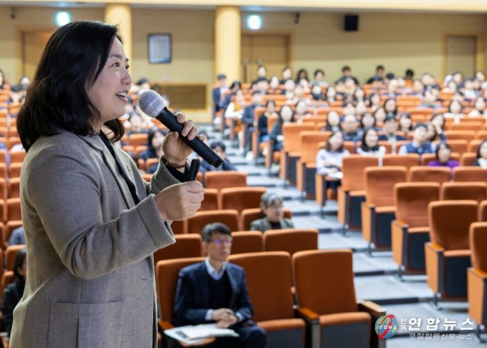 3월 10일 세종시교육청 대강당에서 열린 ‘부교육감과 함께하는 청렴 교육’에서 구연희 교육감 권한대행의 강의 모습