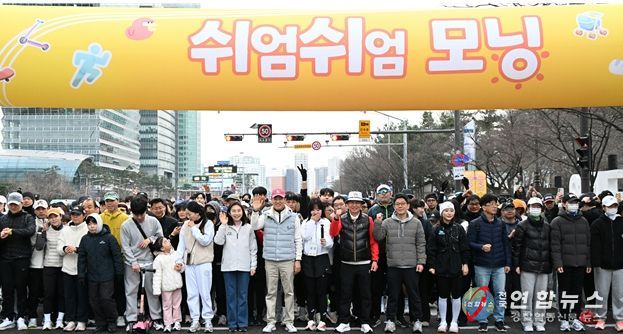 오세훈 서울시장이 14일(토), ‘쉬엄쉬엄 모닝’ 출발 전 시민들과 기념 촬영하고 있다.
