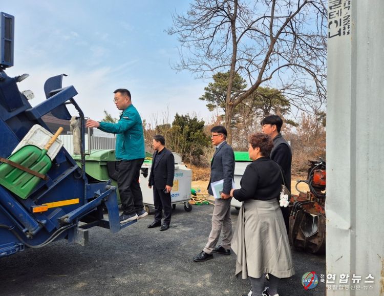 윤석훈 천안시 농업환경국장 등이 16일 관내 생활폐기물 수거 대행업체를 방문해 운영 실태를 점검하고 있다.