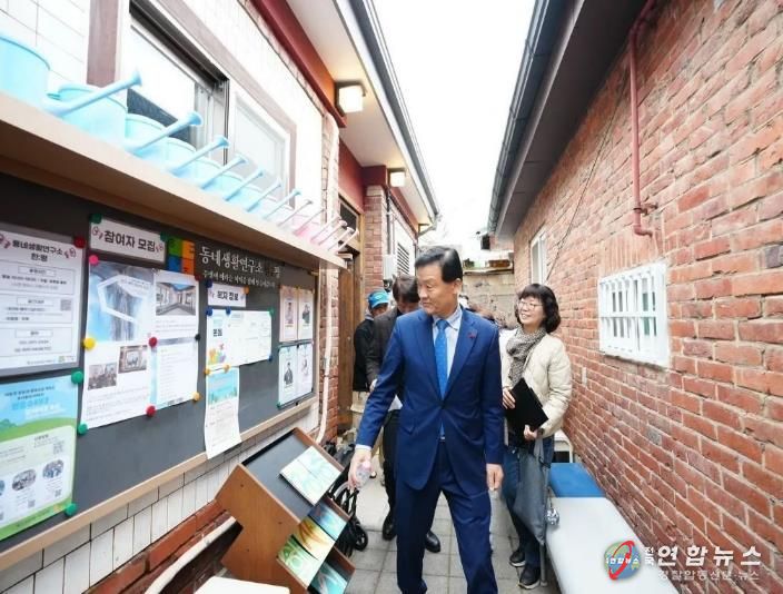 이승로 성북구청장이 지난 14일 한;평 동네생활연구소를 둘러보고 있다.