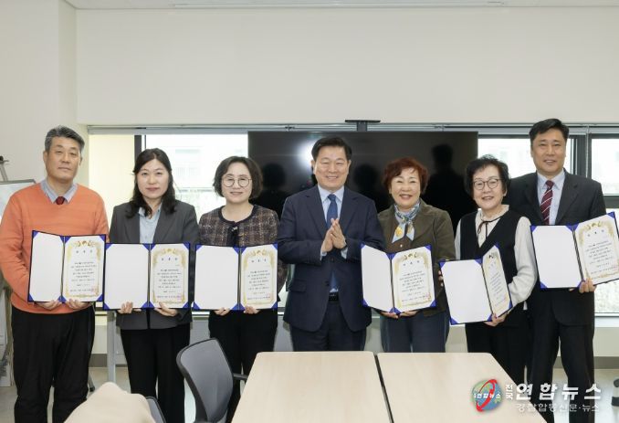 박승원 광명시장(사진 가운데)이 지난 19일 광명시 고혈압당뇨병 등록교육센터에서 열린 '건강리더 위촉식'에 참석해 시민건강리더들과 기념사진을 촬영하고 있다.