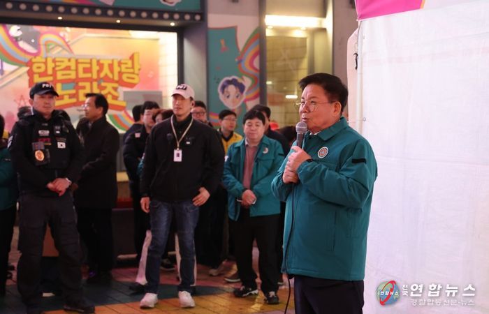 ‘BTS 공연 대비 현장상황실’ 앞에서 안전관리 강화를 강조하는 박강수 마포구청장