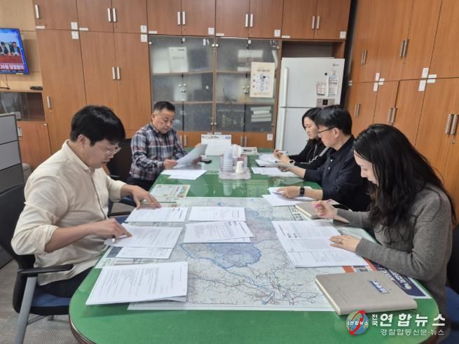 지방세 실무협의회를 개최하고 고액 감액 및 환급 결정에 대한 점검하고 있다.