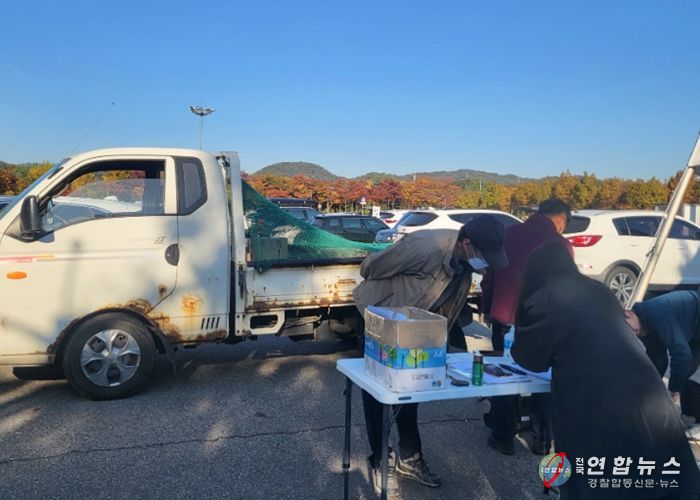 배출가스 저감장치(DPF) 부착차량 합동점검을 진행하고 있다.