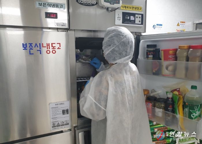 학교·유치원 급식을 대상으로 '식중독 예방 컨설팅'을 진행하고 있다.