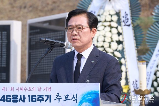 27일 천안보훈공원에서 김석필 천안시장 권한대행 부시장, 손순욱 충남동부보훈지청장 등이 천안보훈공원 내 천안함 추모비에 헌화하고 있다.