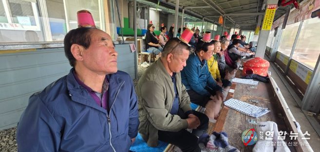 1. 천안 능수쌀농촌지도자회가 27일 함양 상림공원에서 저탄소 농업 실천교육을 받고 있다.