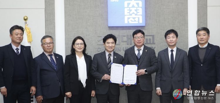 전남교육청, 조선대학교 관계자들이 지난 3월 27일 ‘고교-대학 연계 학점 인정 업무협약’을 체결한 뒤 기념사진촬영을 하고 있다.