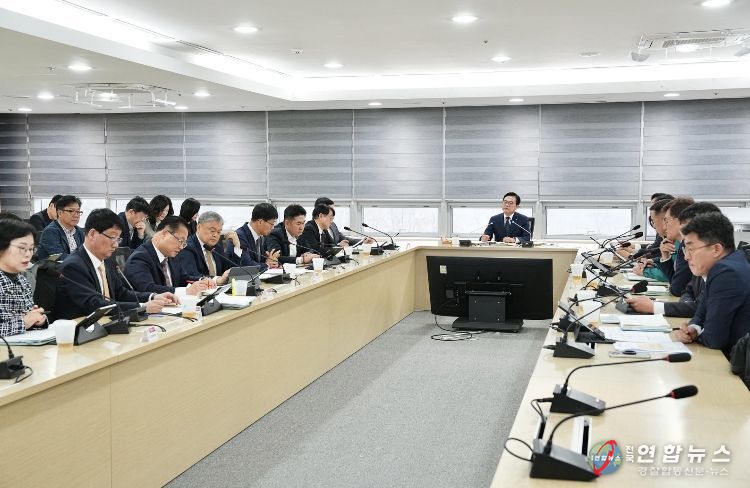 김석필 천안시장 권한대행 부시장이 1일 시청 중회의실에서 열린 확대간부회의에서 현장 중심의 능동적인 복지 행정 추진을 주문하고 있다.