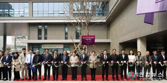 이상일 용인특례시장이 1일 열린 '보정미르휴먼센터 개관식'에서 기념사를 하고 있다.