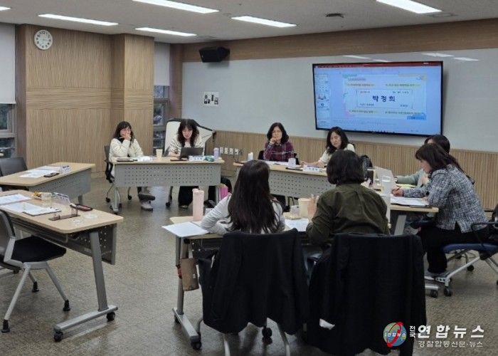 지난 3월 30일 광명시 평생학습원에서 '학교로 찾아가는 민주시민교육'을 위한 강사 간담회를 진행하고 있다.