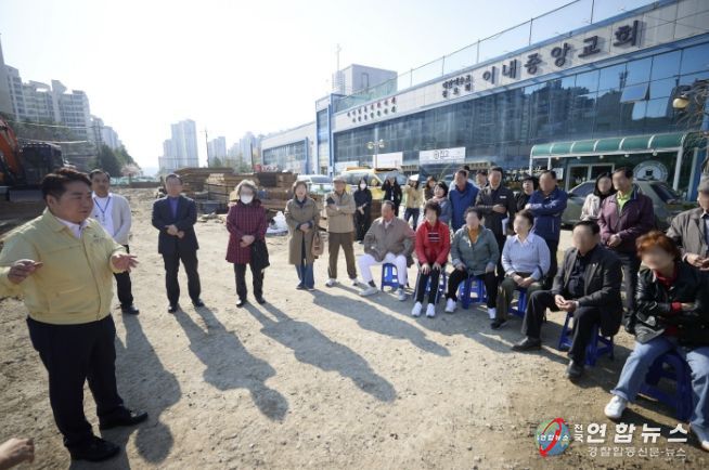 아산시장이 동부권 노인복지관 신축 예정지 현장 방문하여 주민들에게 설명하는 모습