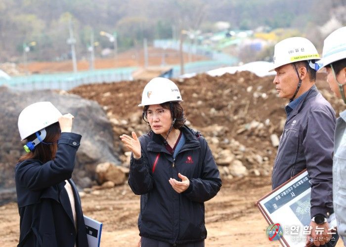 최혜민 광명시장 권한대행(부시장)이 6일 오후 구름산지구 도시개발사업 현장을 찾아 공사 진행 상황을 점검하고 있다.