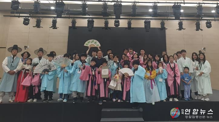 지난해 진행된 _제4회 선비 만나러 갑니다_ 참가가족 단체사진