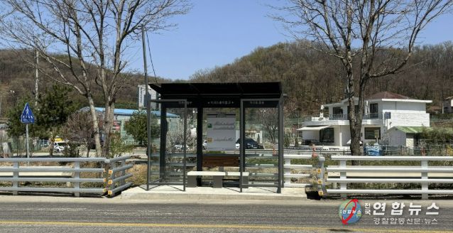 승강장 시설과 온열 의자가 설치된 지곡1새마을교 버스 정류장