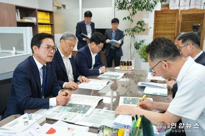 김석필 천안시장 권한대행 부시장이 14일 정부세종청사를 방문해 중앙부처 관계자에게 주요 현안 사업의 당위성을 설명하며 국비 지원을 건의하고 있다.